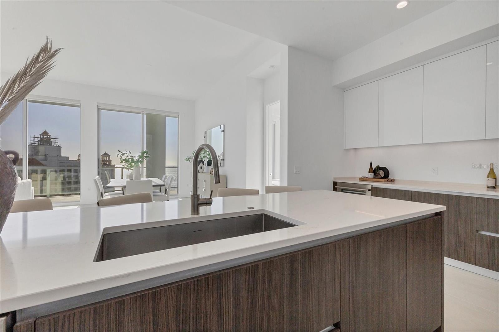 301 QUAY COMMONS #1811