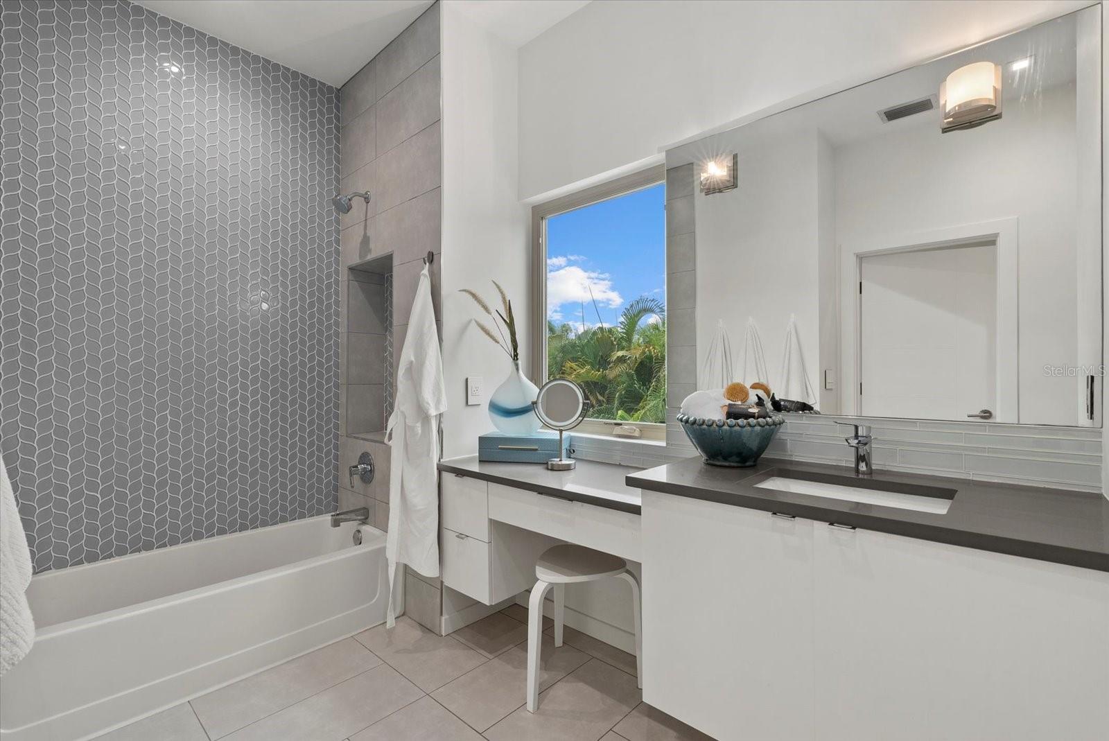 2814 W TAMIAMI CIR