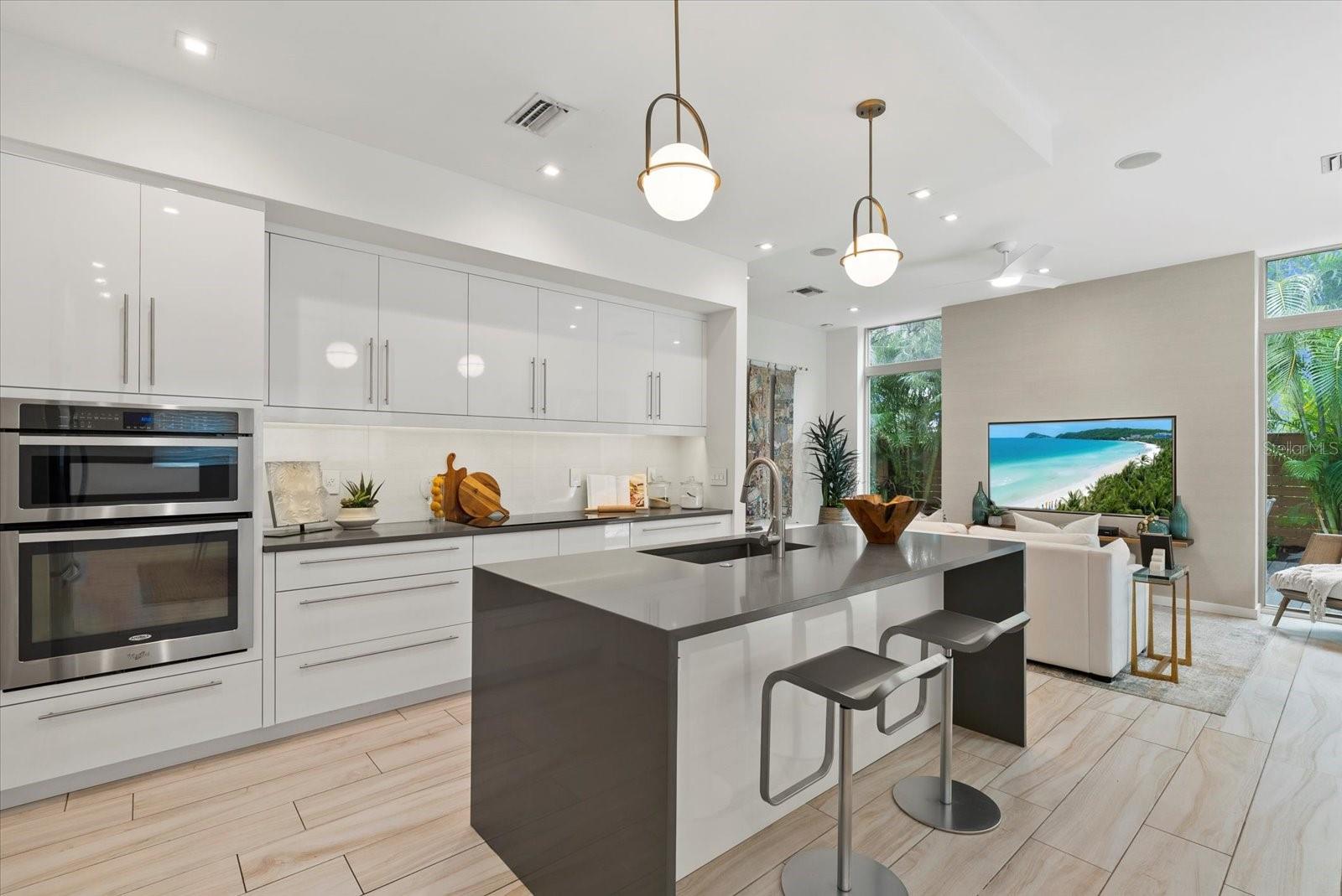 2814 W TAMIAMI CIR