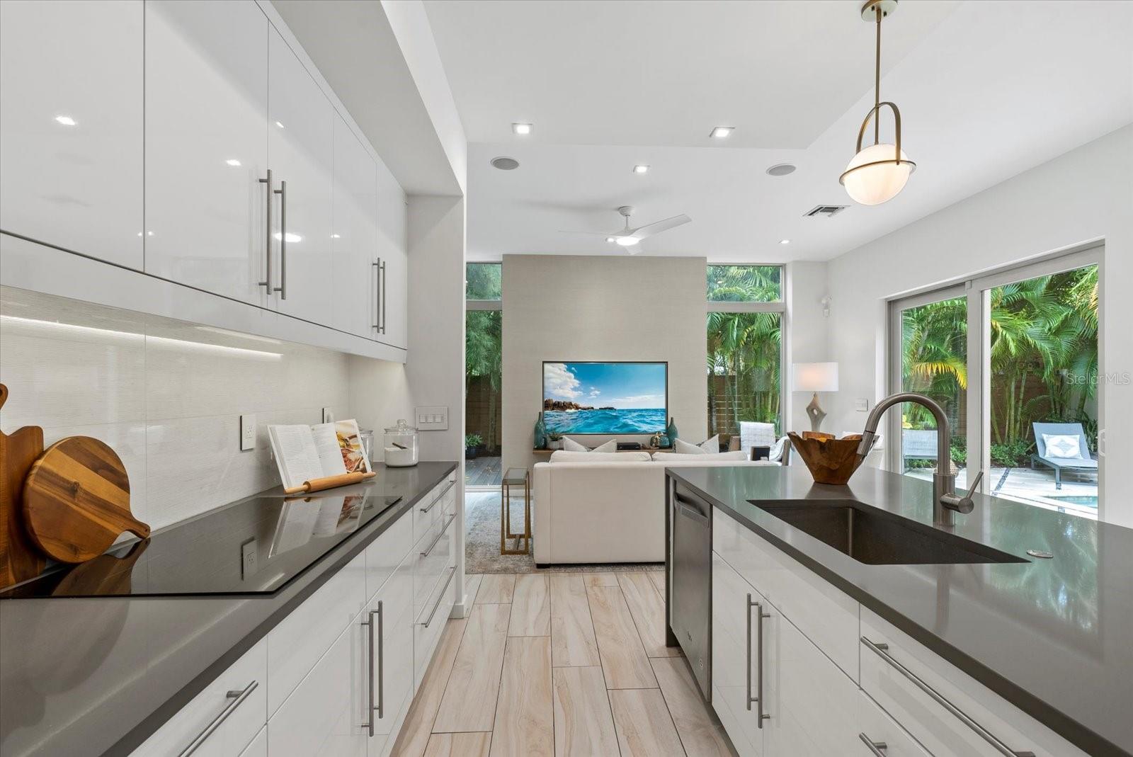 2814 W TAMIAMI CIR