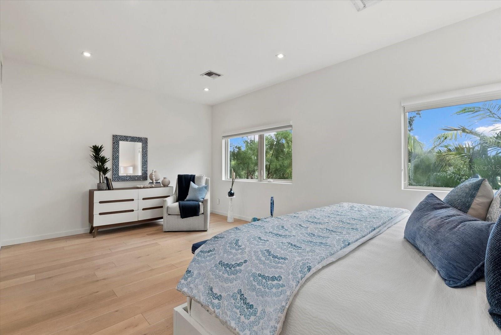2814 W TAMIAMI CIR