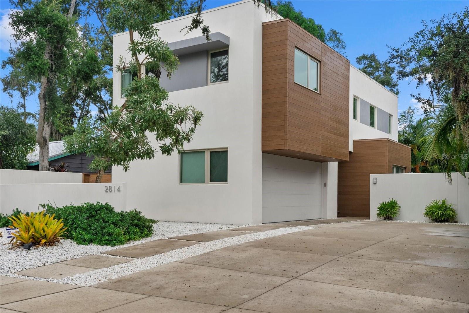 2814 W TAMIAMI CIR