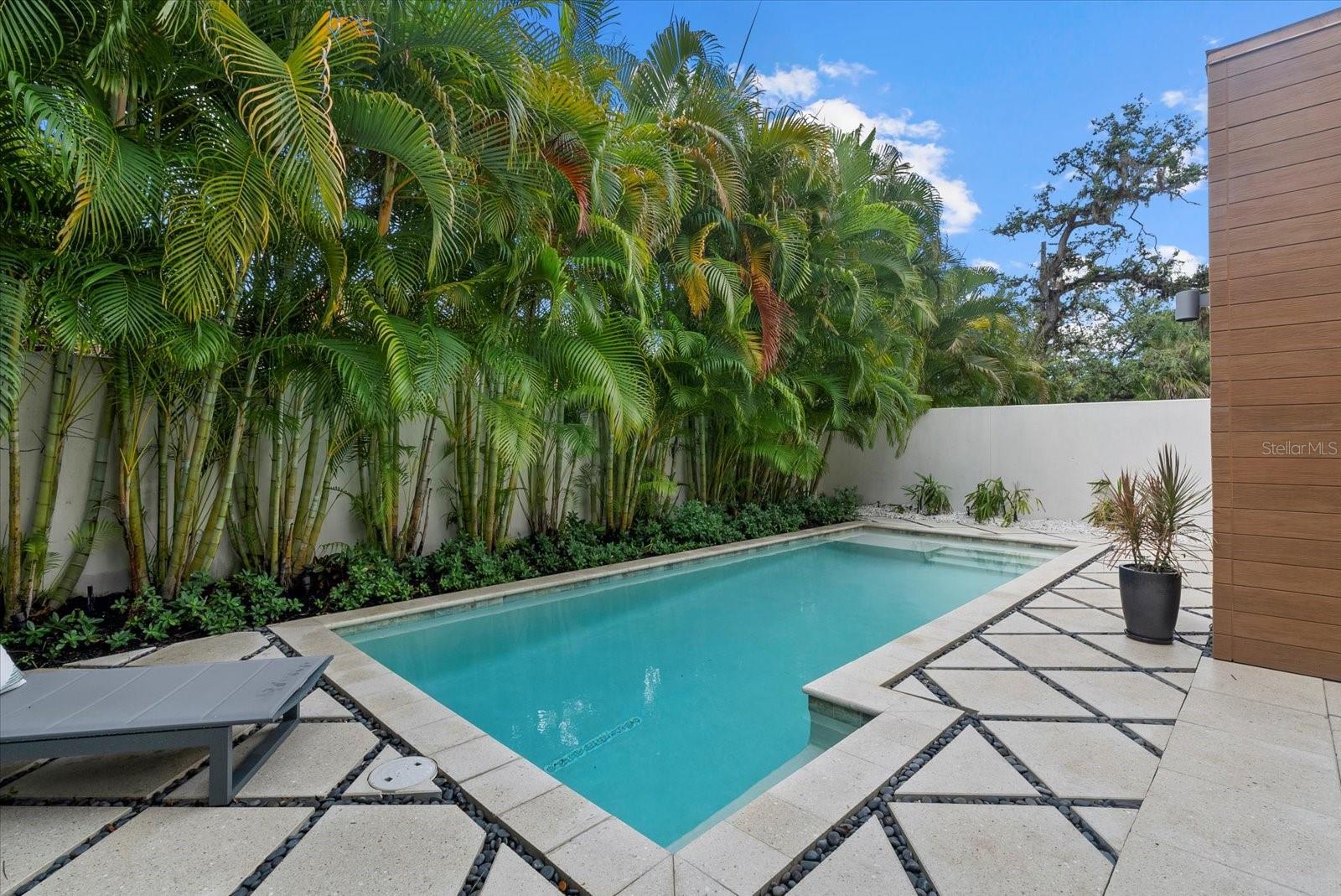 2814 W TAMIAMI CIR