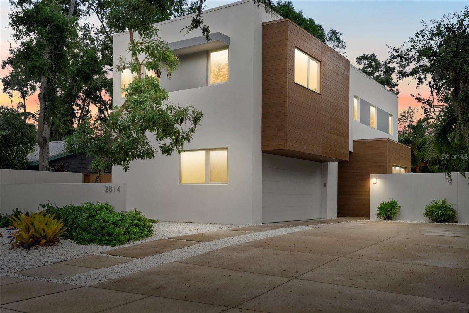 2814 W TAMIAMI CIR