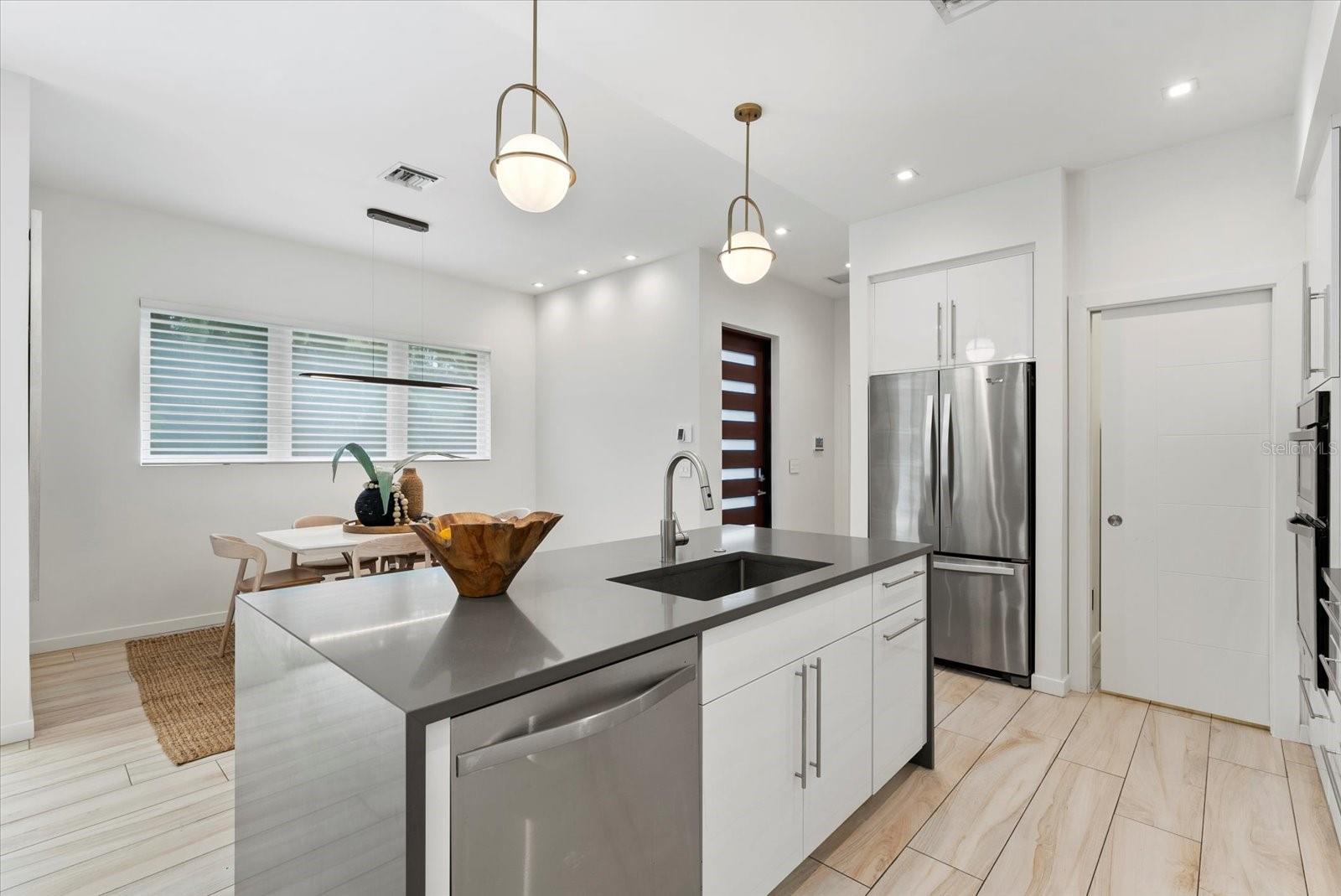 2814 W TAMIAMI CIR