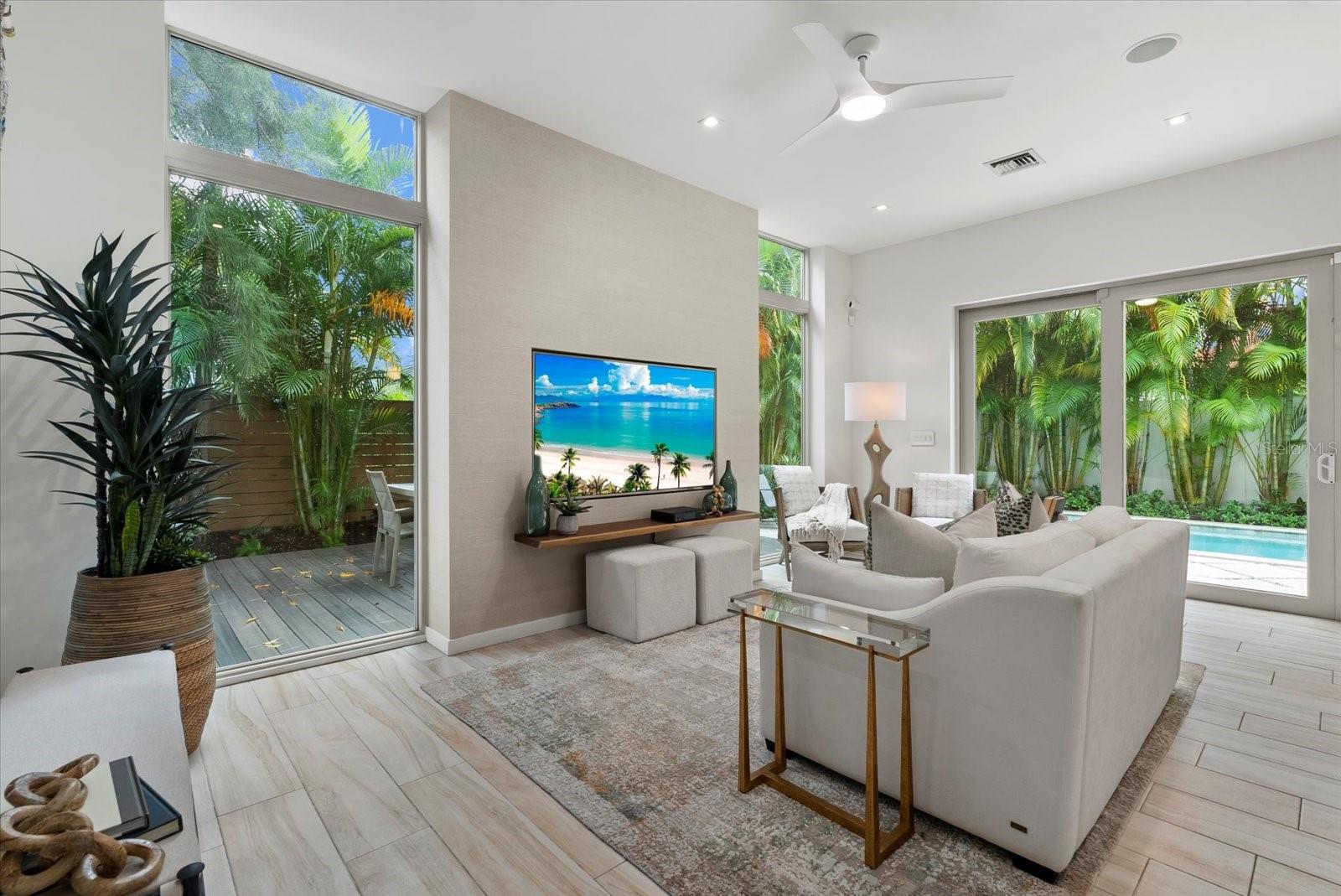 2814 W TAMIAMI CIR