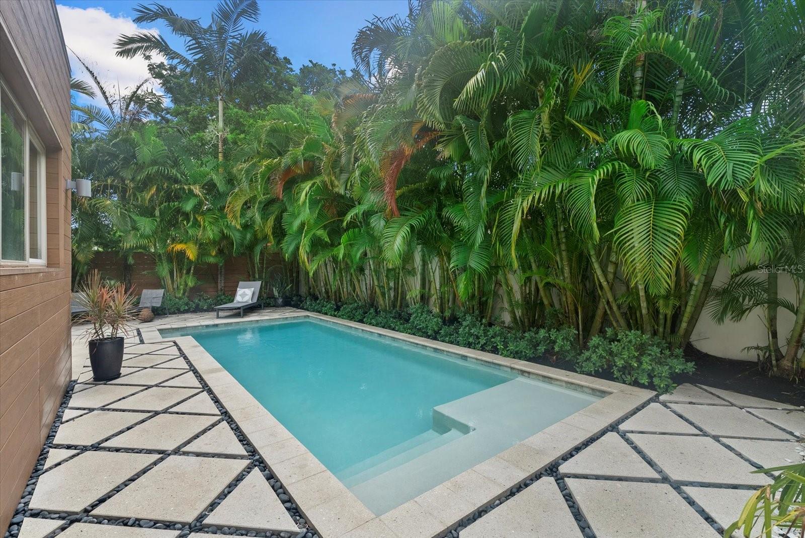 2814 W TAMIAMI CIR