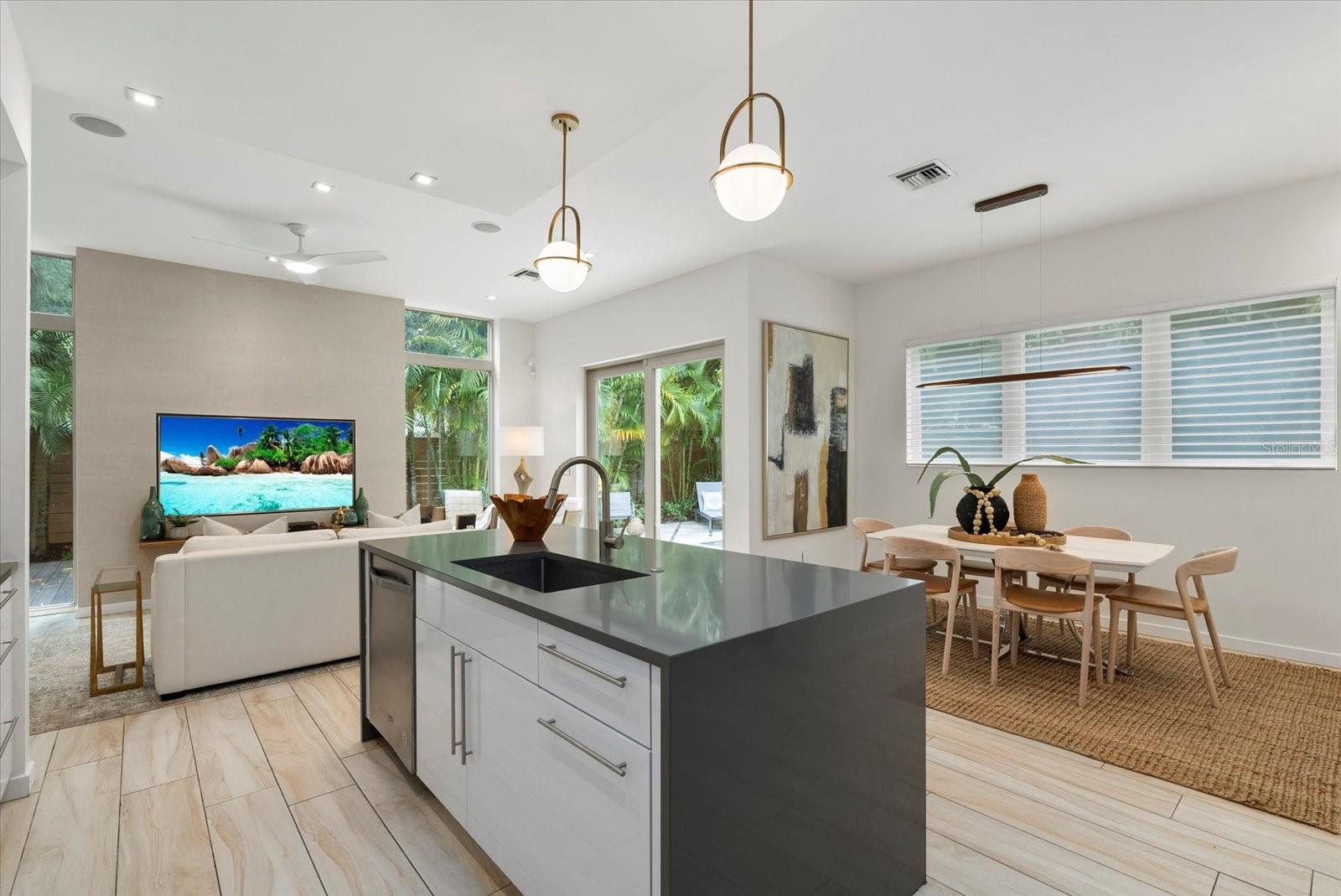 2814 W TAMIAMI CIR