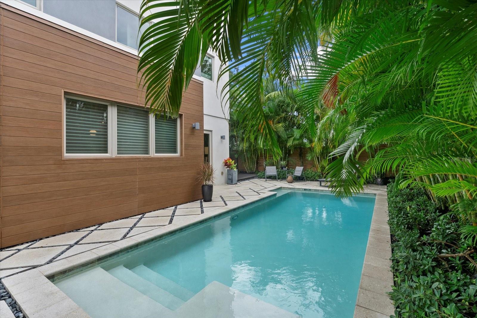 2814 W TAMIAMI CIR
