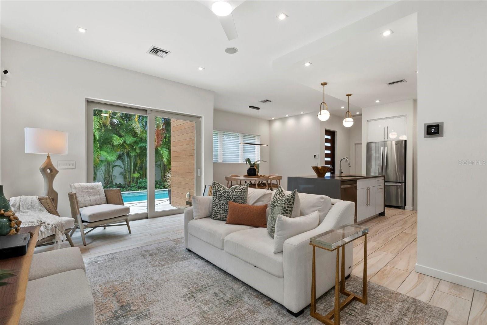 2814 W TAMIAMI CIR
