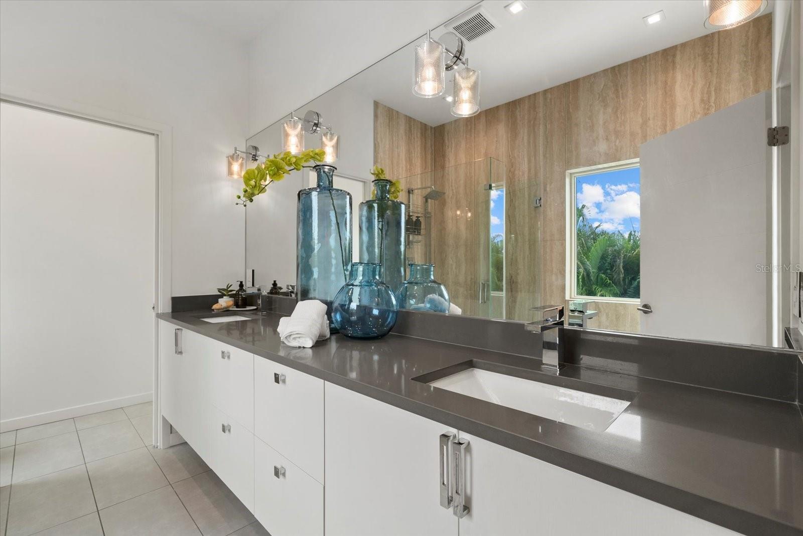 2814 W TAMIAMI CIR