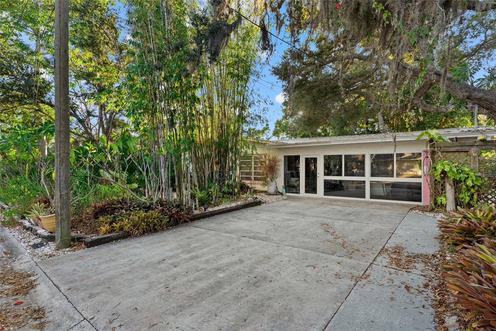 2207 HICKORY AVE