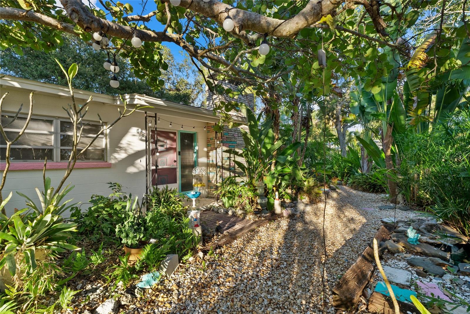 2207 HICKORY AVE