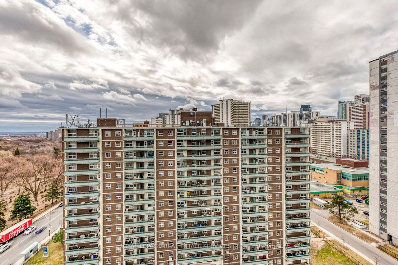 585 Bloor Street E 1320