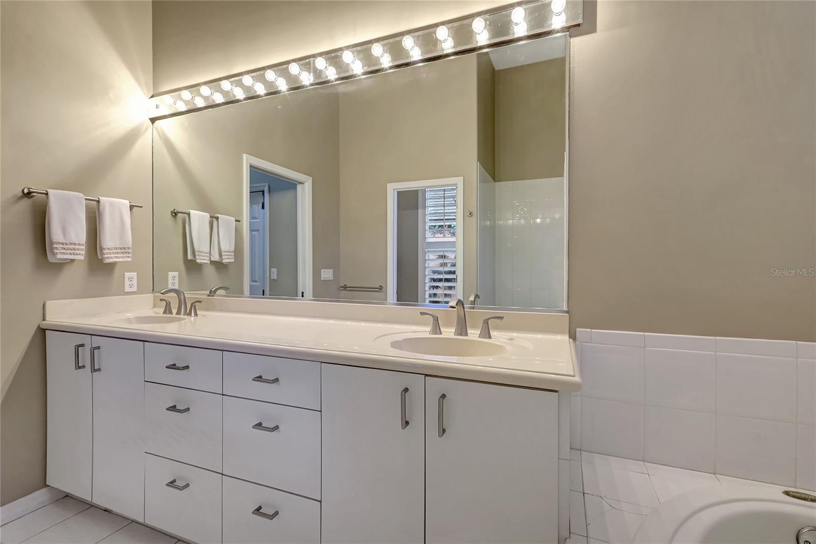 5317 SIESTA CT