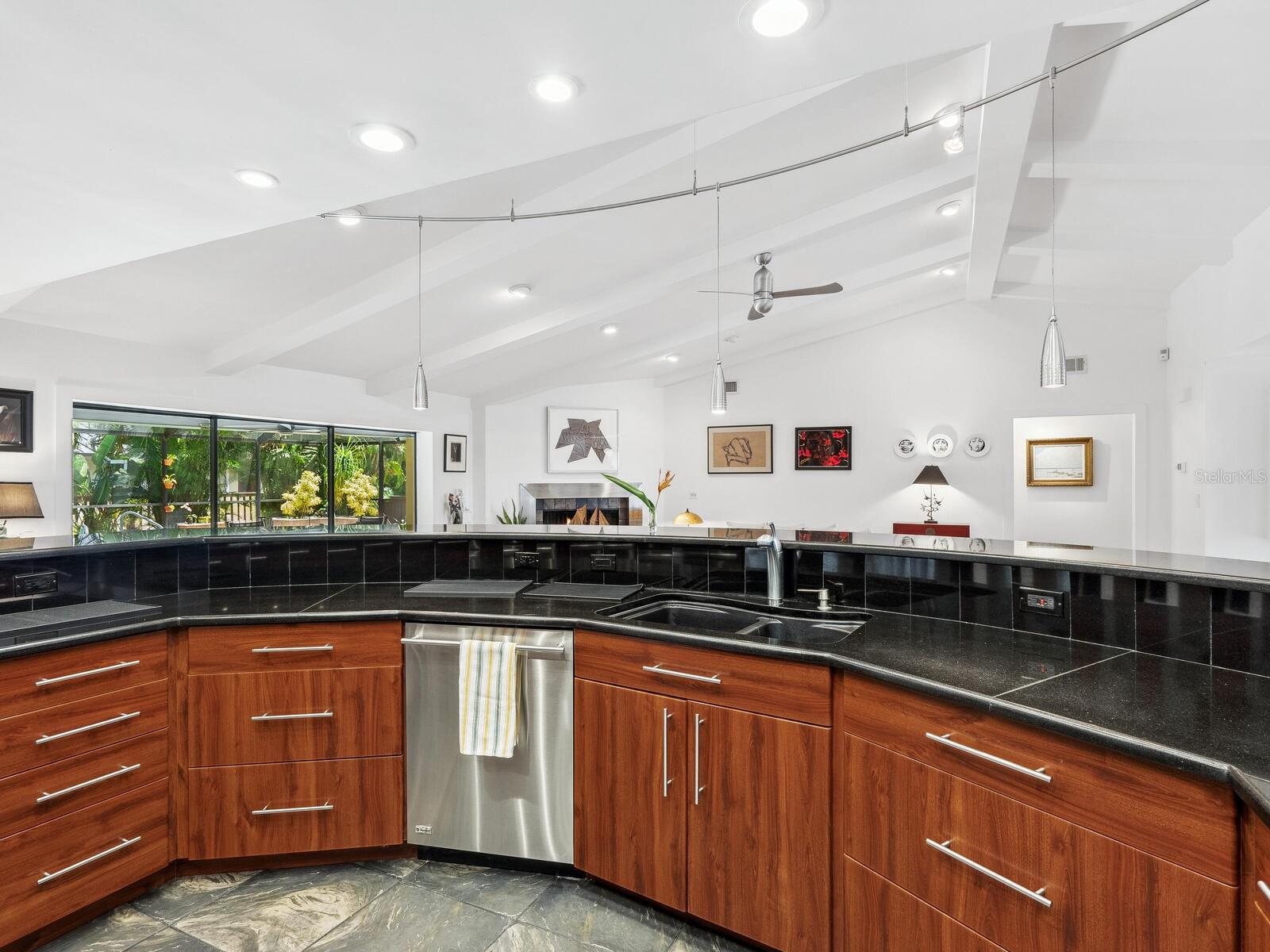 3905 COUNTRY VIEW DR