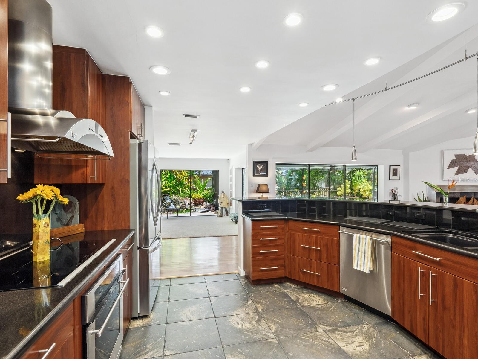 3905 COUNTRY VIEW DR
