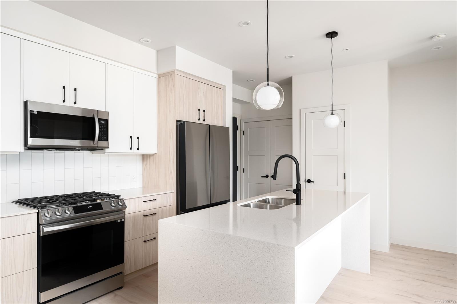 947 Whirlaway Cres # 404