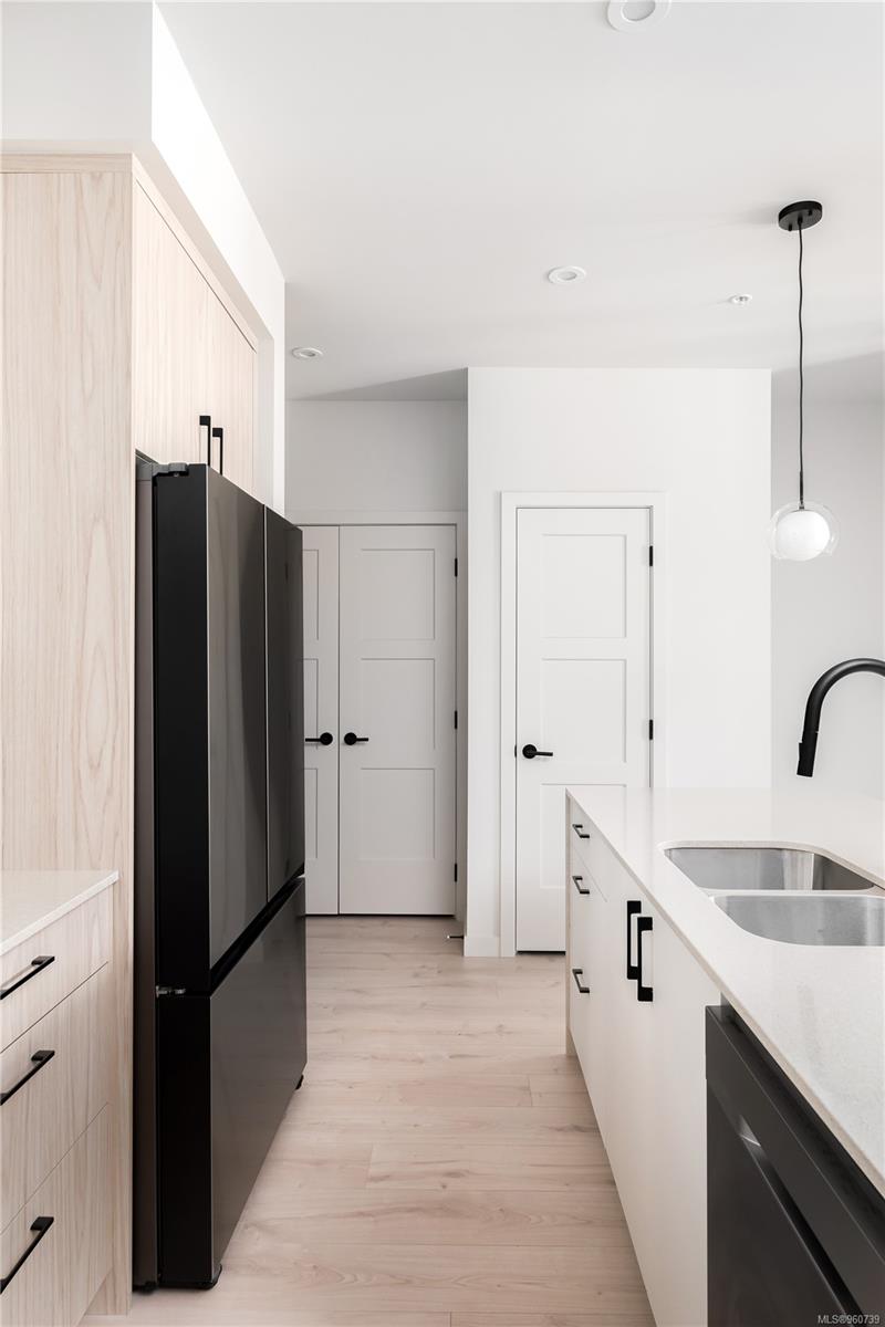 947 Whirlaway Cres # 404