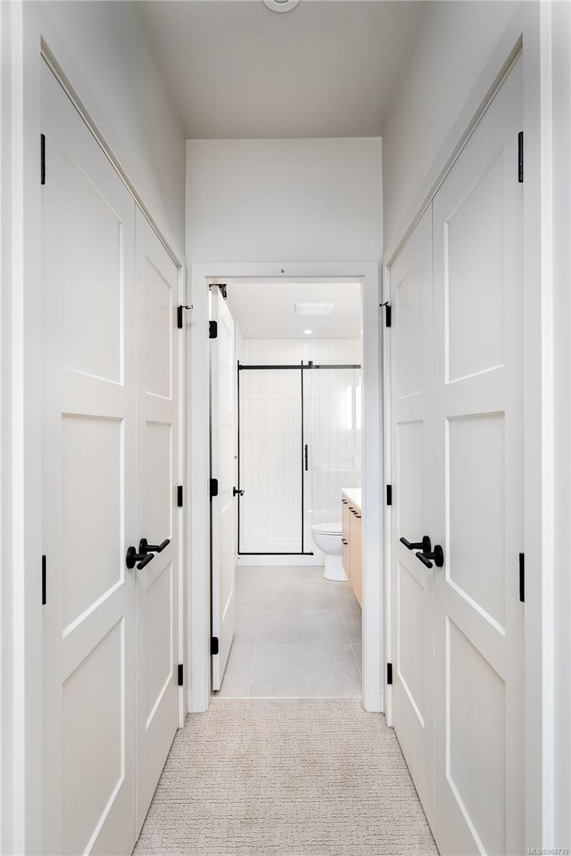 947 Whirlaway Cres # 404