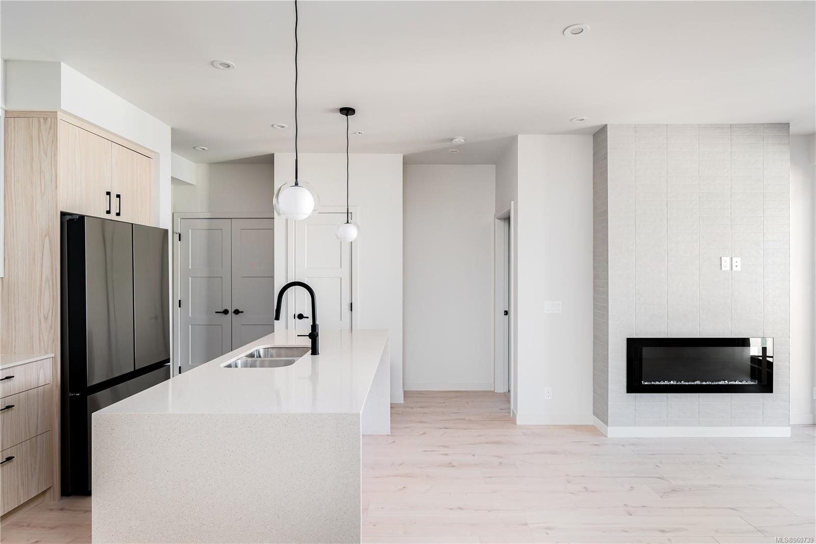 947 Whirlaway Cres # 404