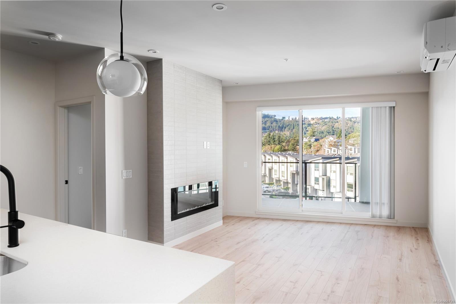 947 Whirlaway Cres # 404