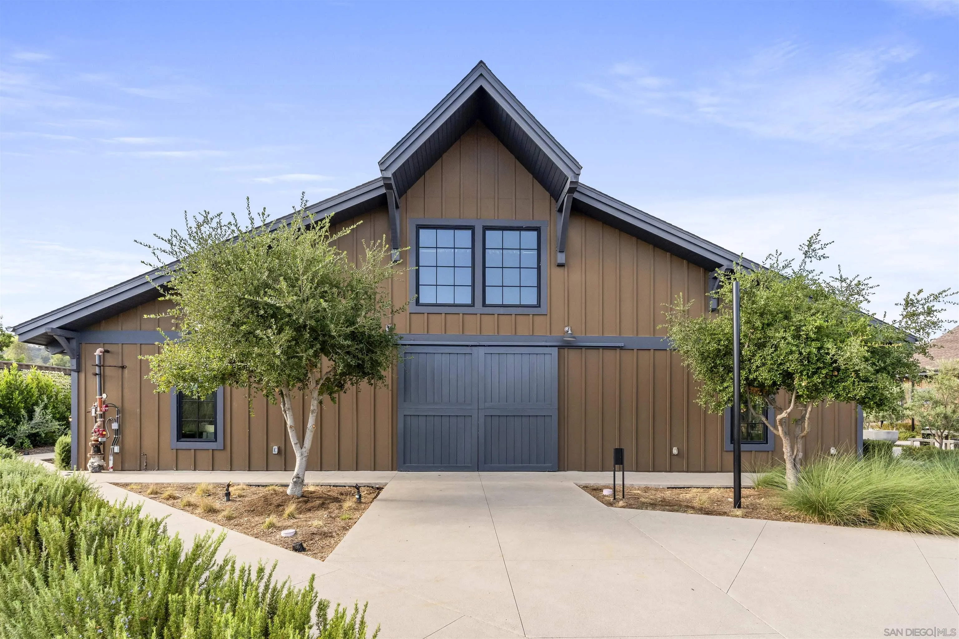 1187 Barry Pl