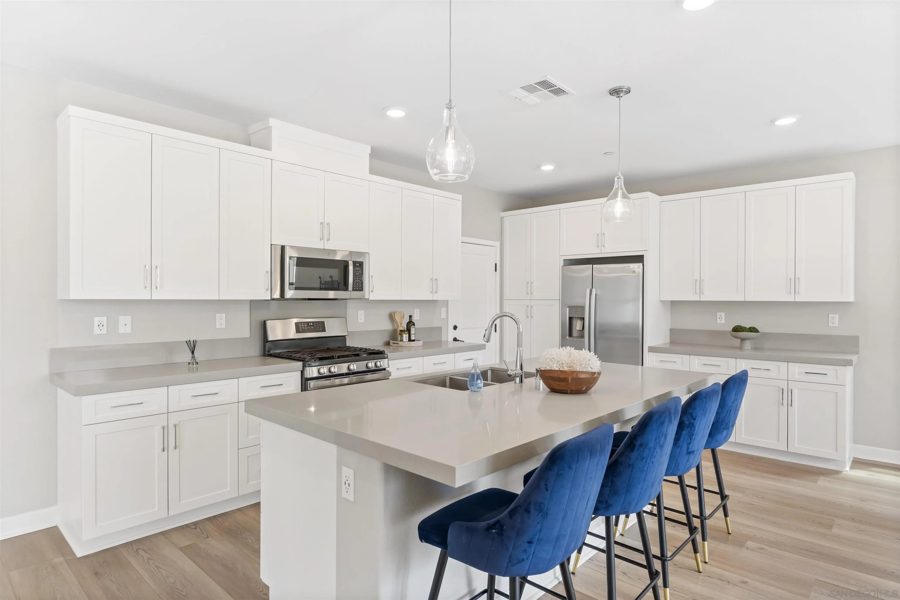 1187 Barry Pl