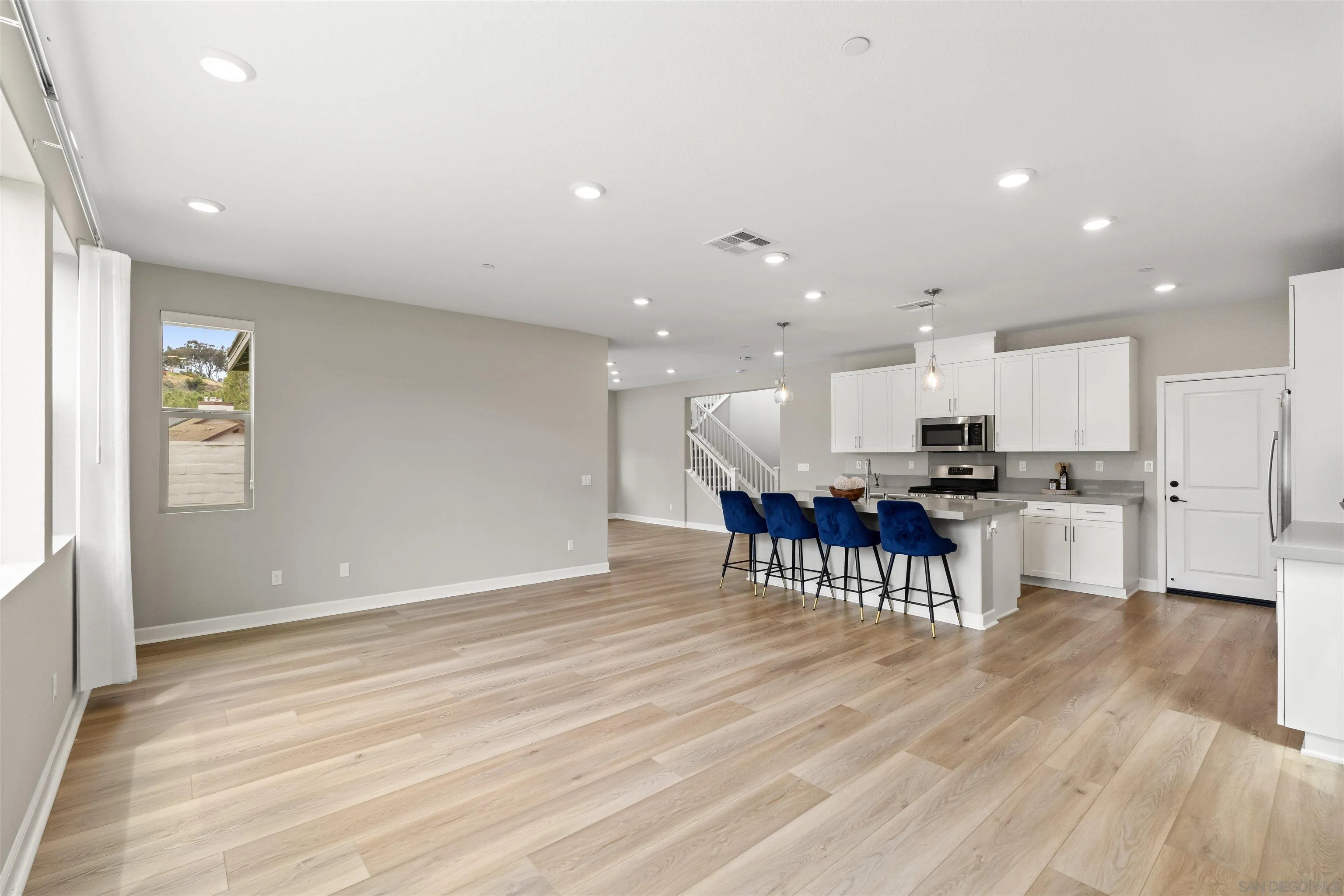 1187 Barry Pl