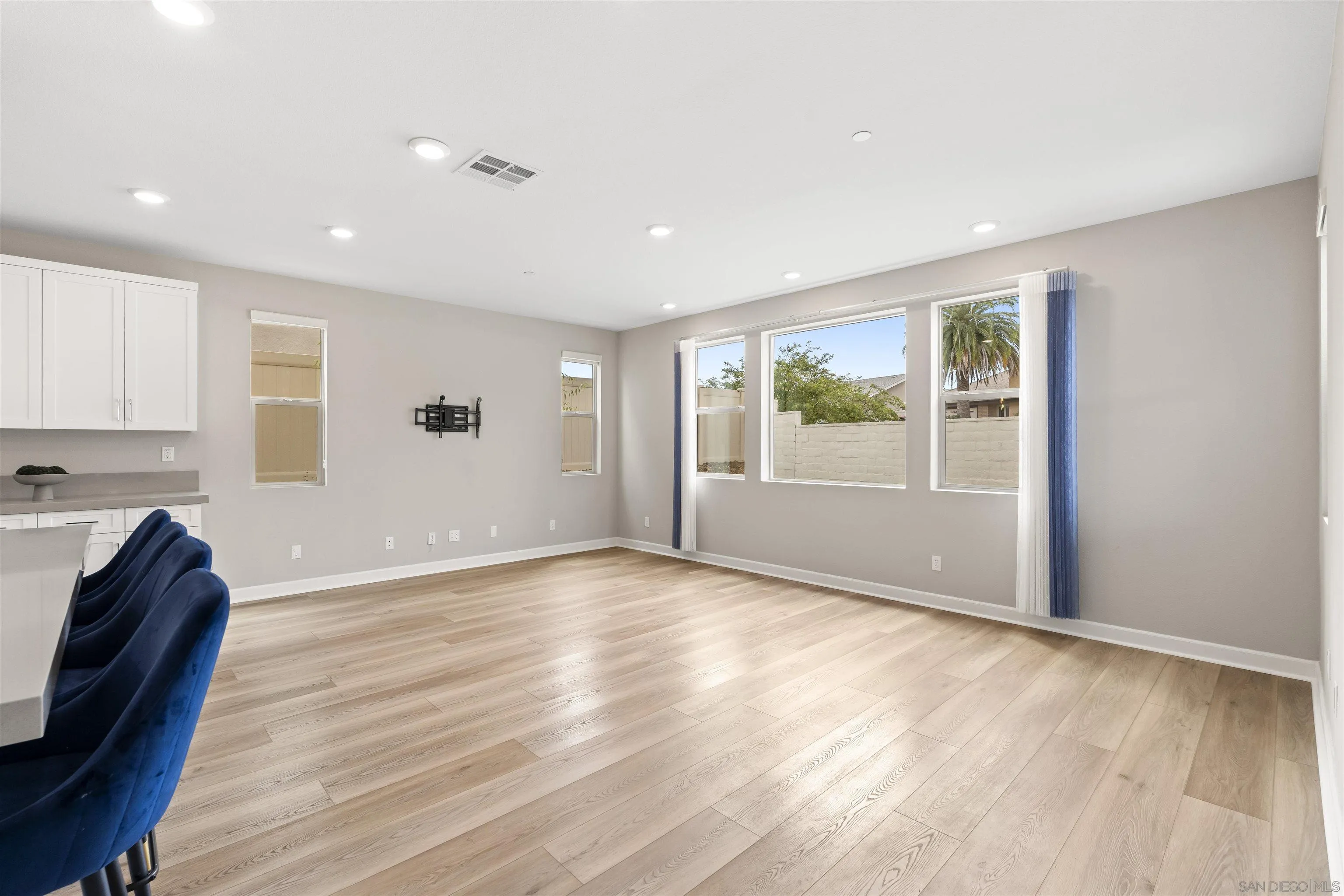 1187 Barry Pl