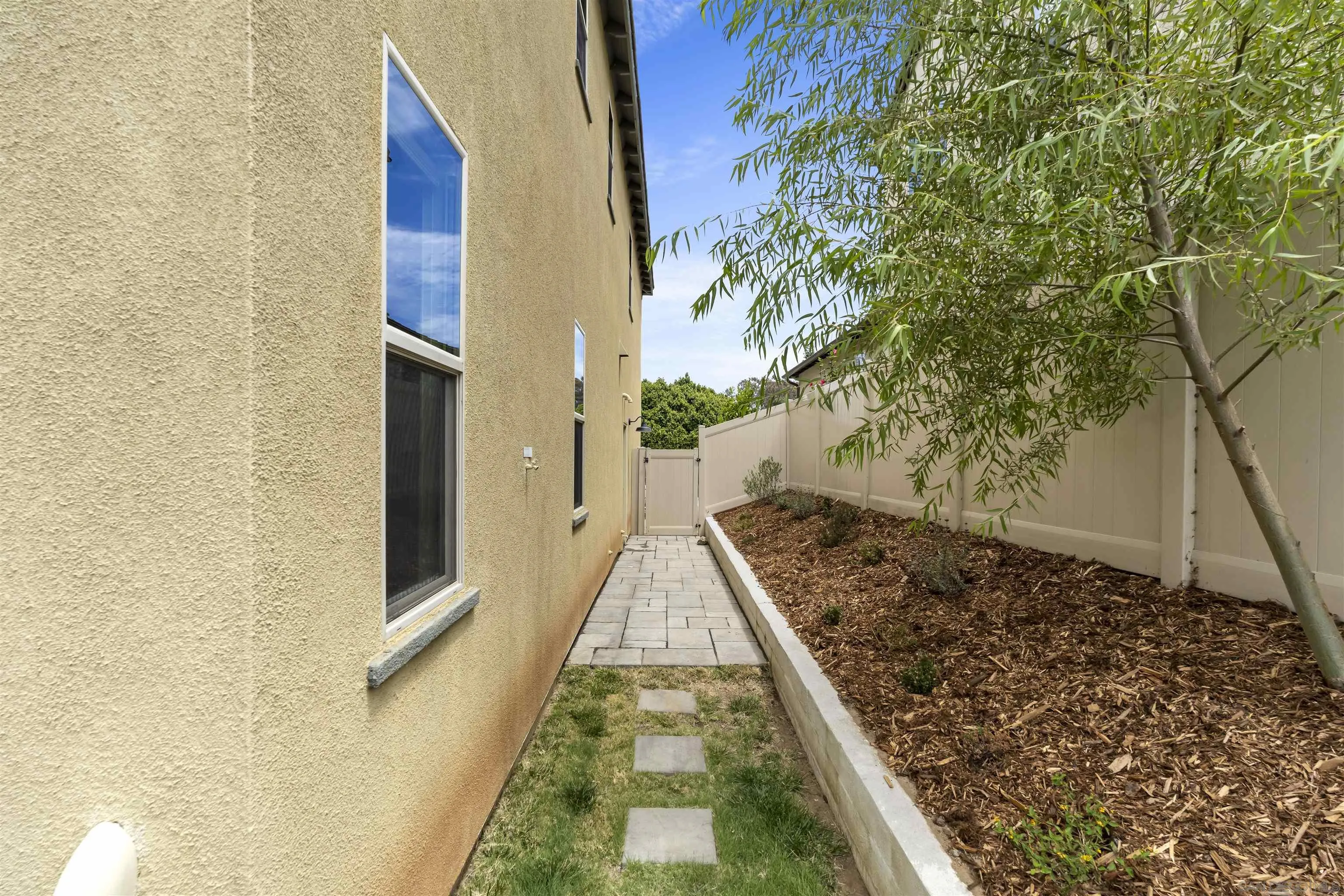 1187 Barry Pl