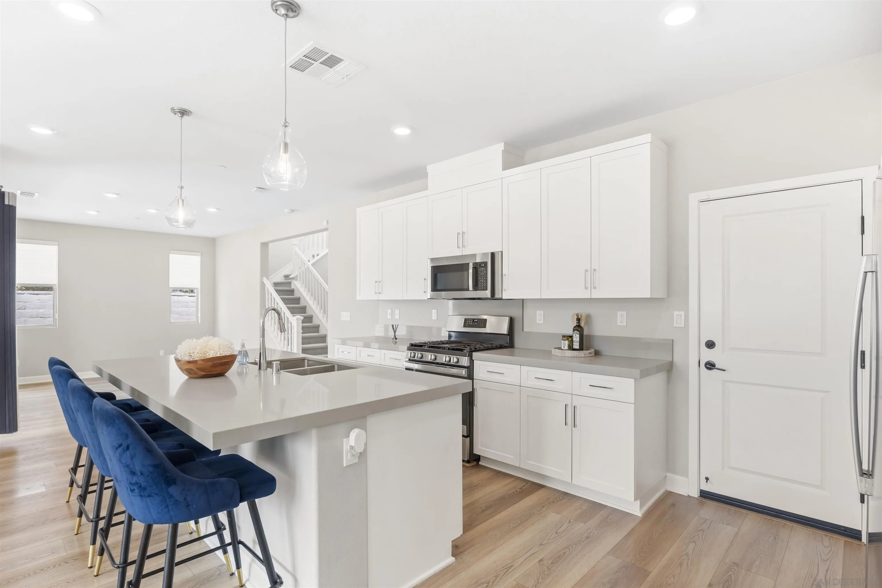 1187 Barry Pl