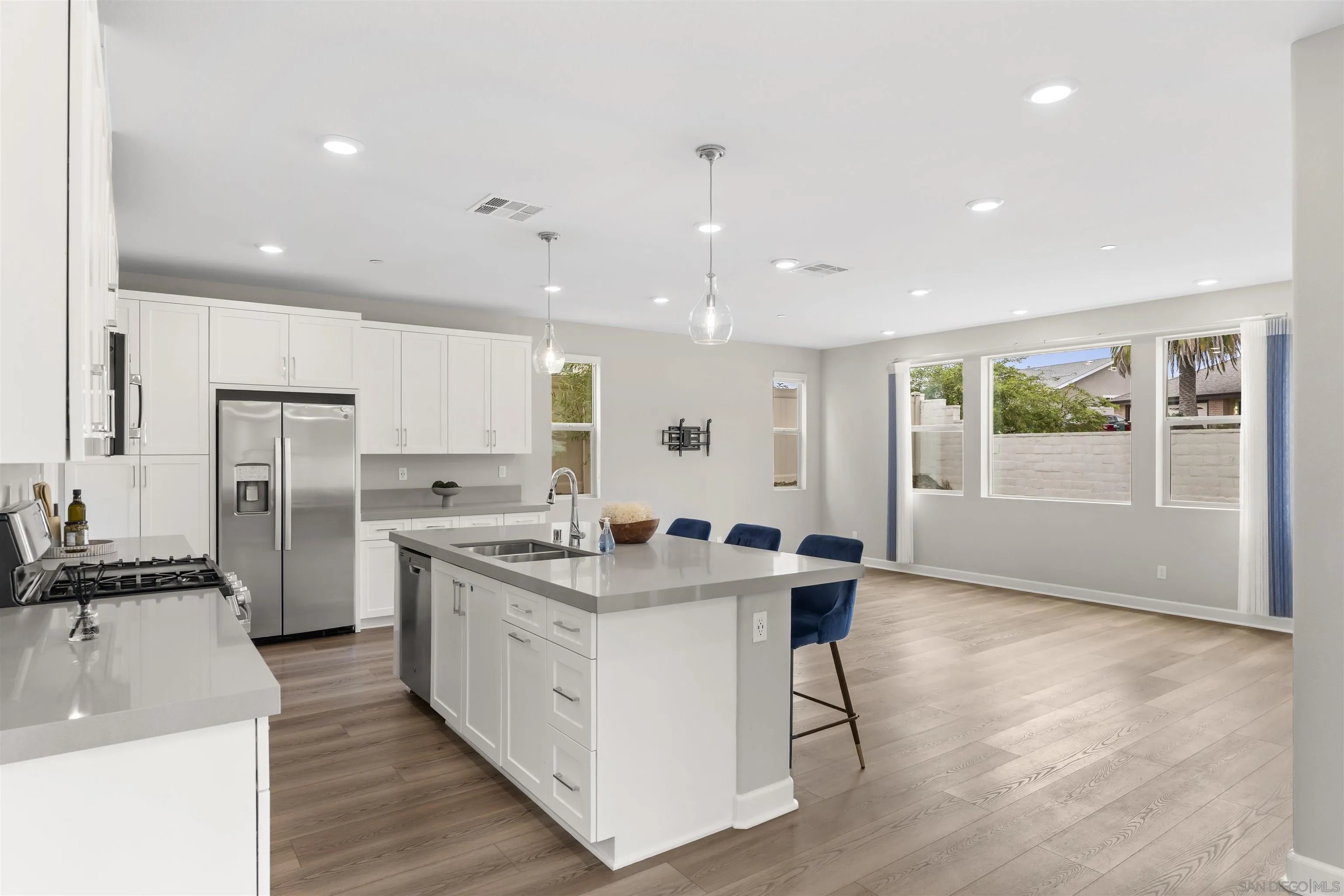 1187 Barry Pl