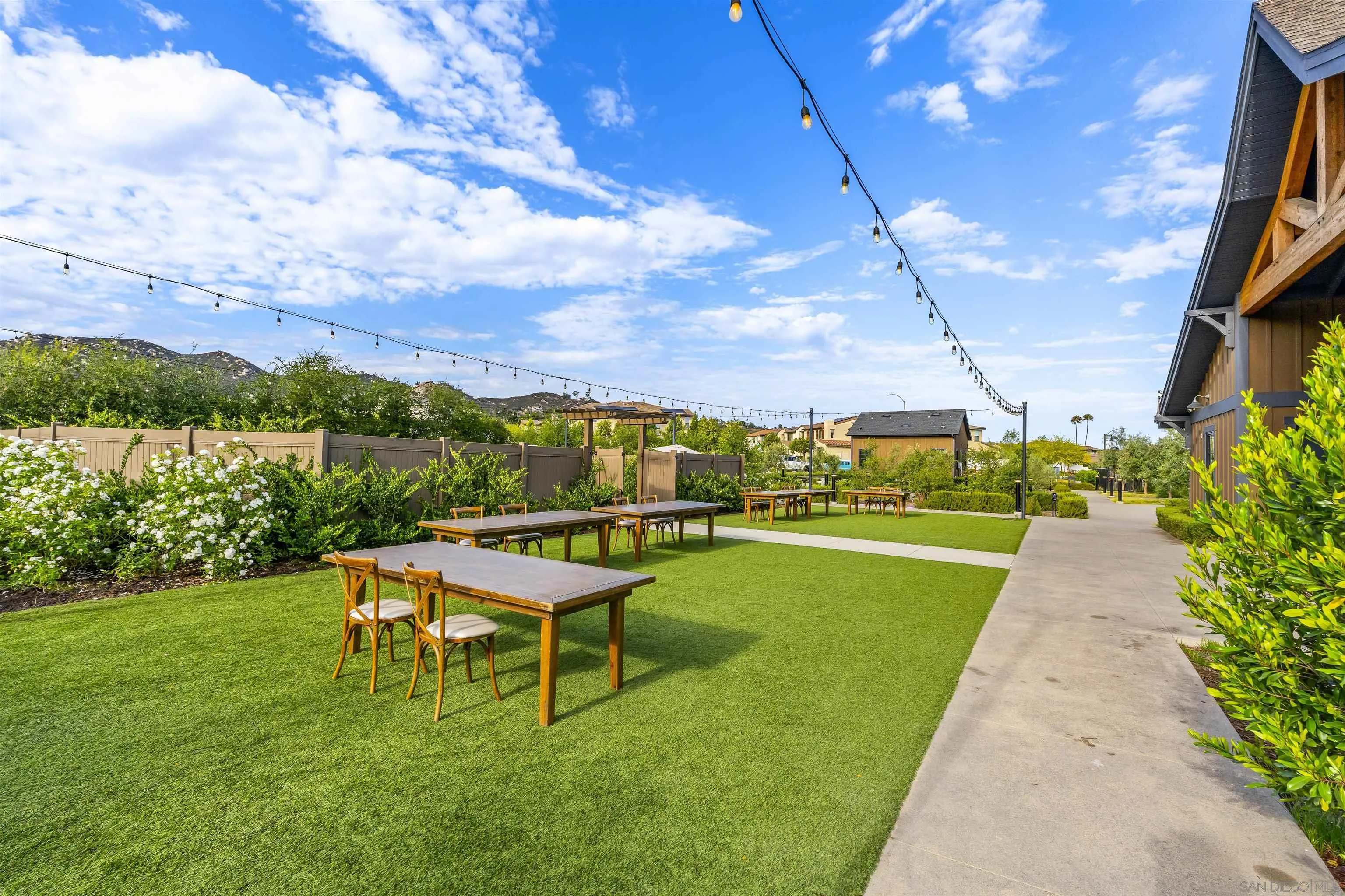 1187 Barry Pl