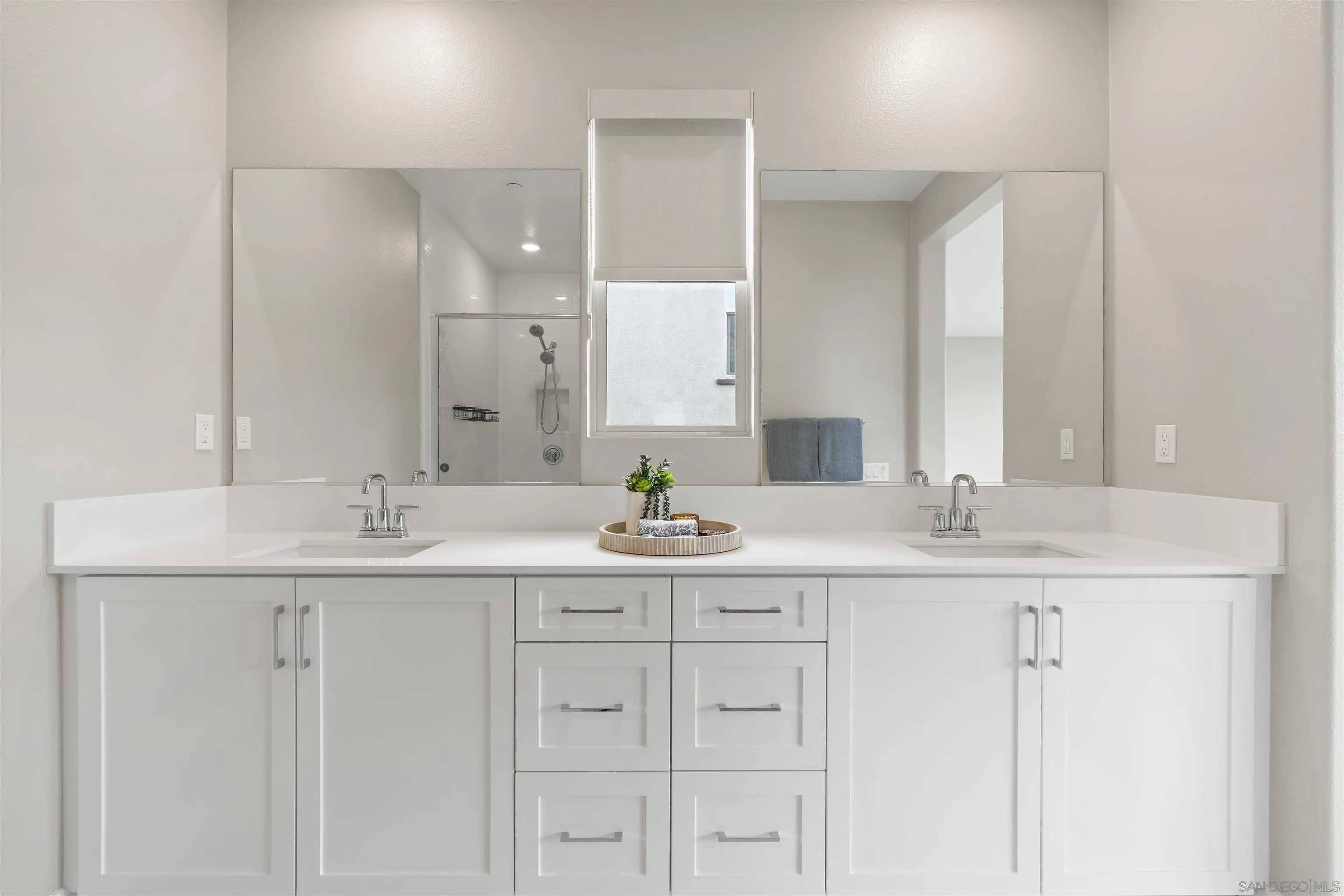 1187 Barry Pl