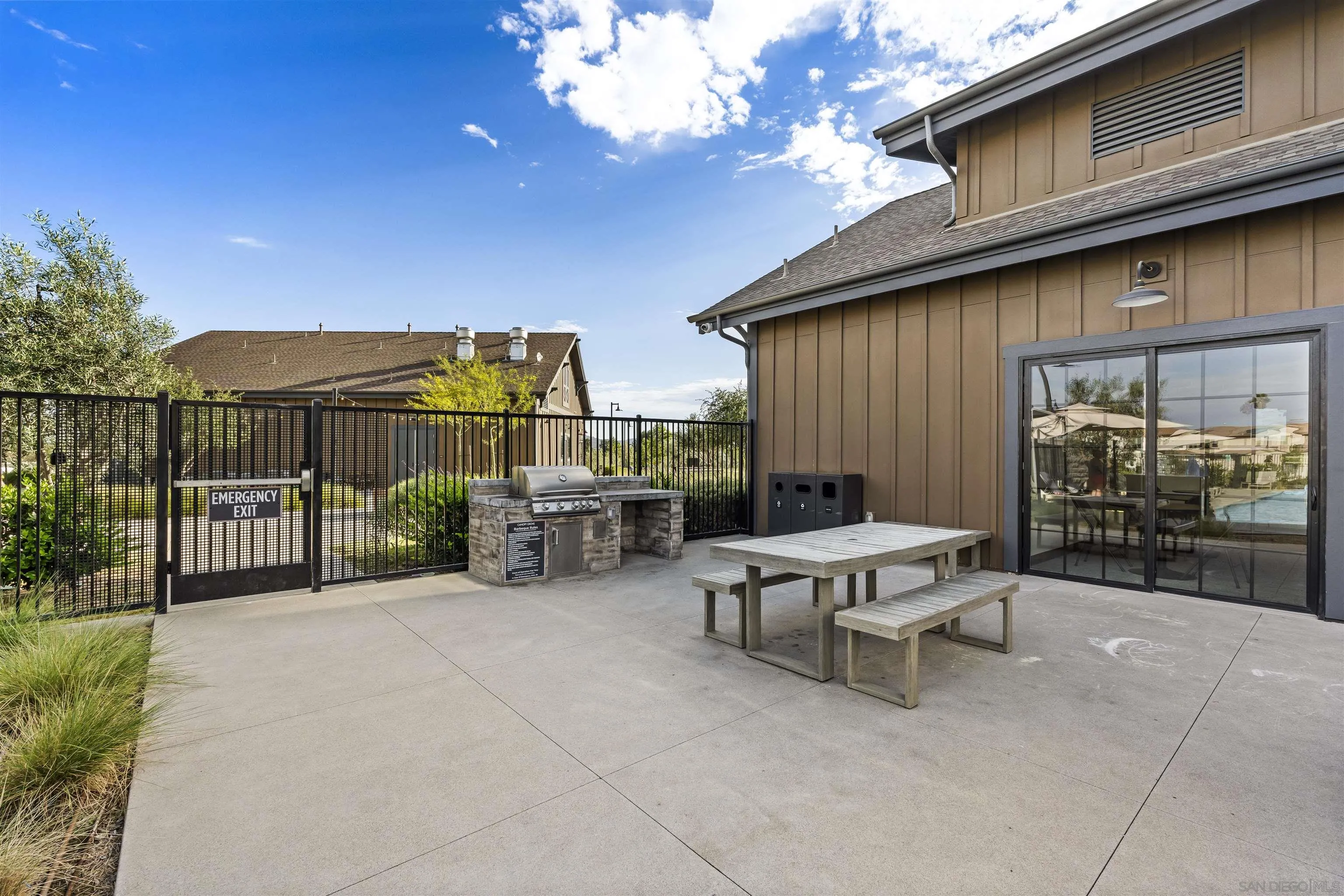 1187 Barry Pl