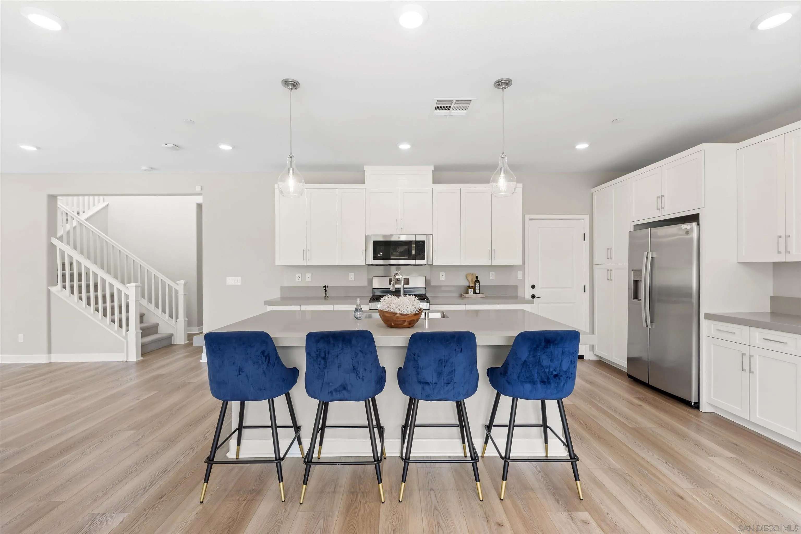 1187 Barry Pl