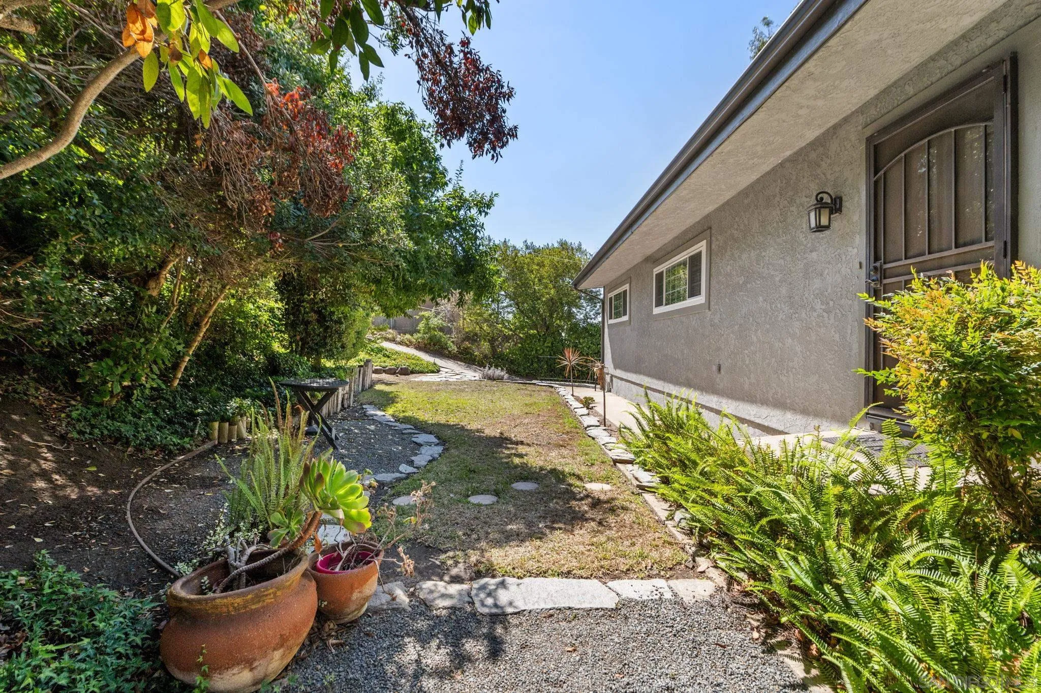 4062 S Tropico