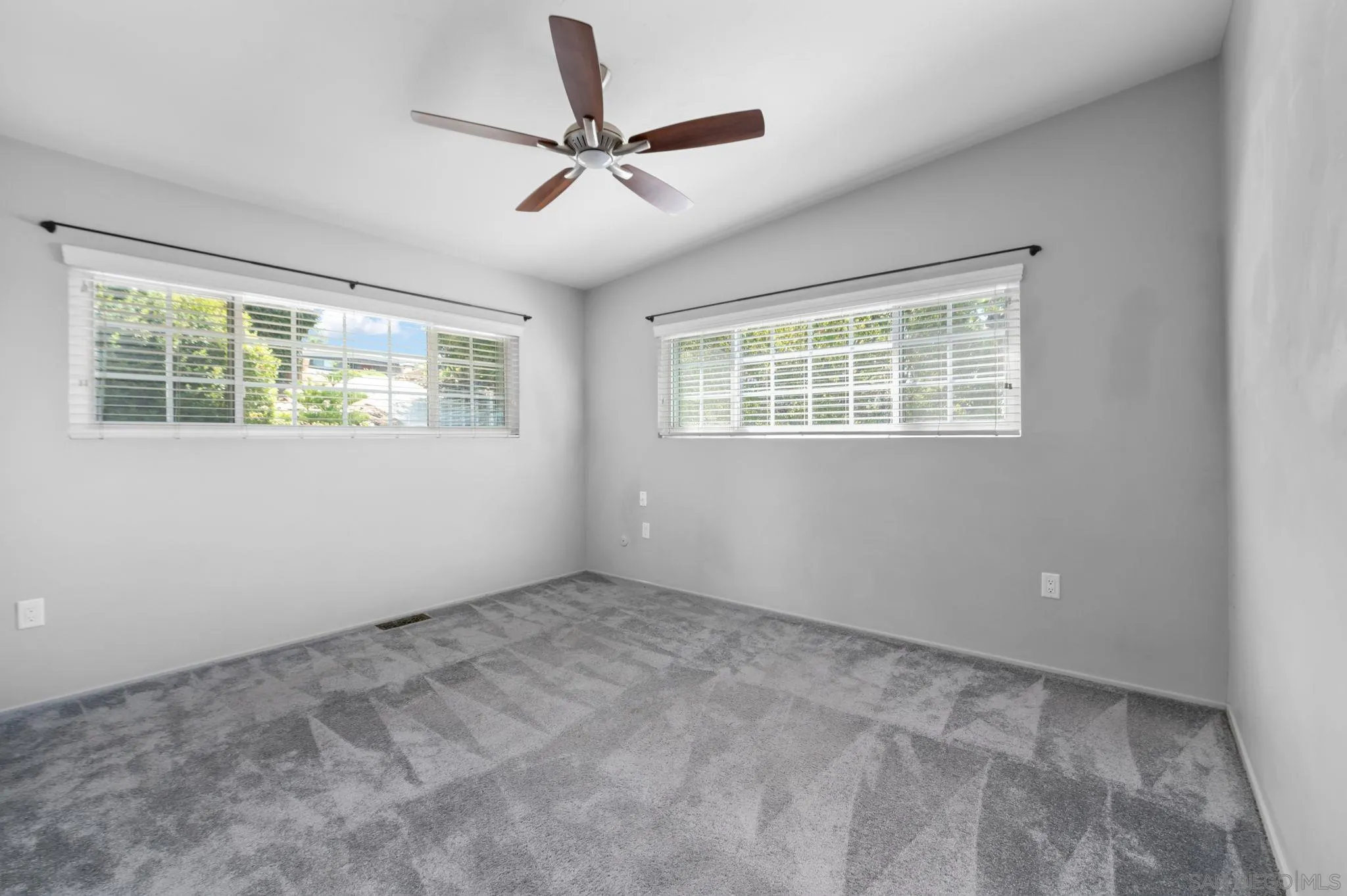 4062 S Tropico