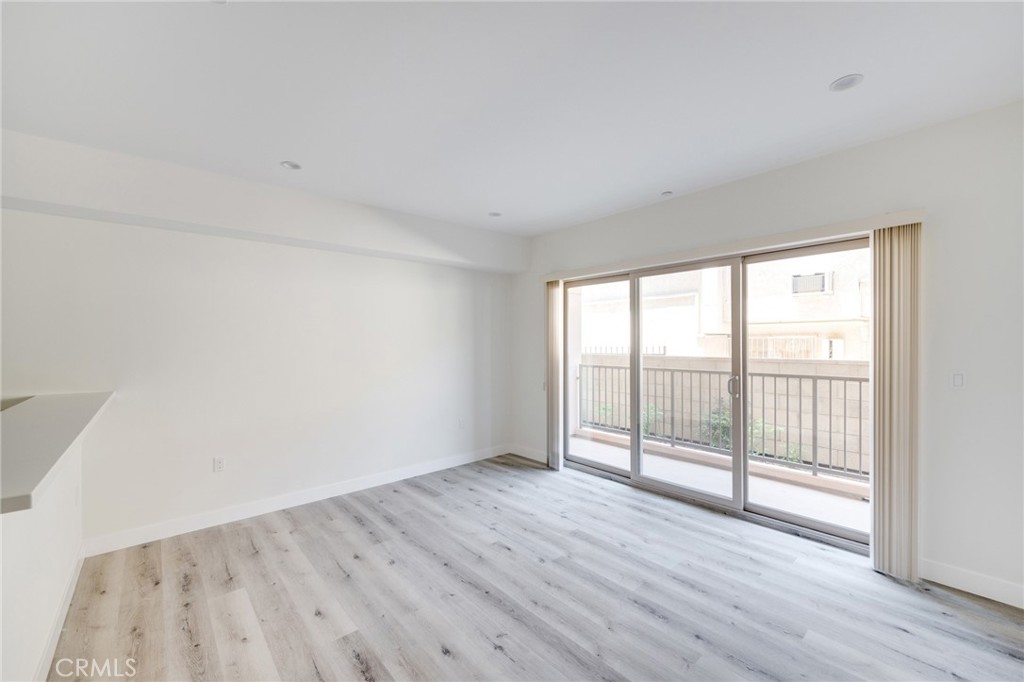 14526 Hartland Street Unit: 206