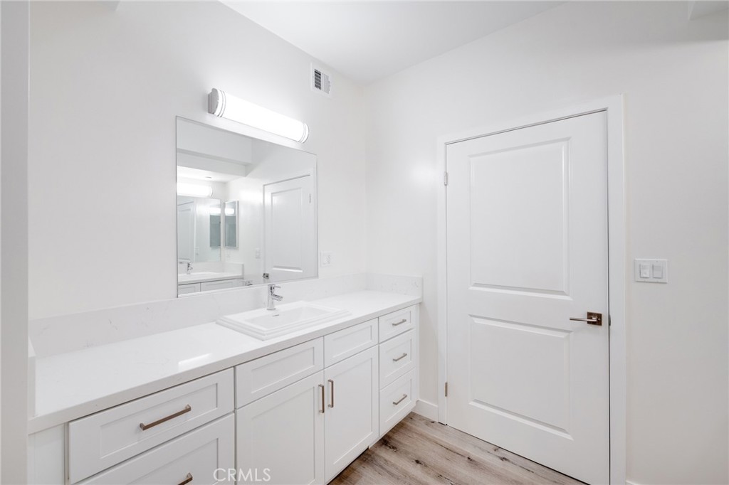 14526 Hartland Street Unit: 206