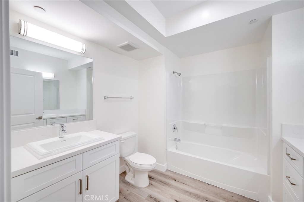 14526 Hartland Street Unit: 206