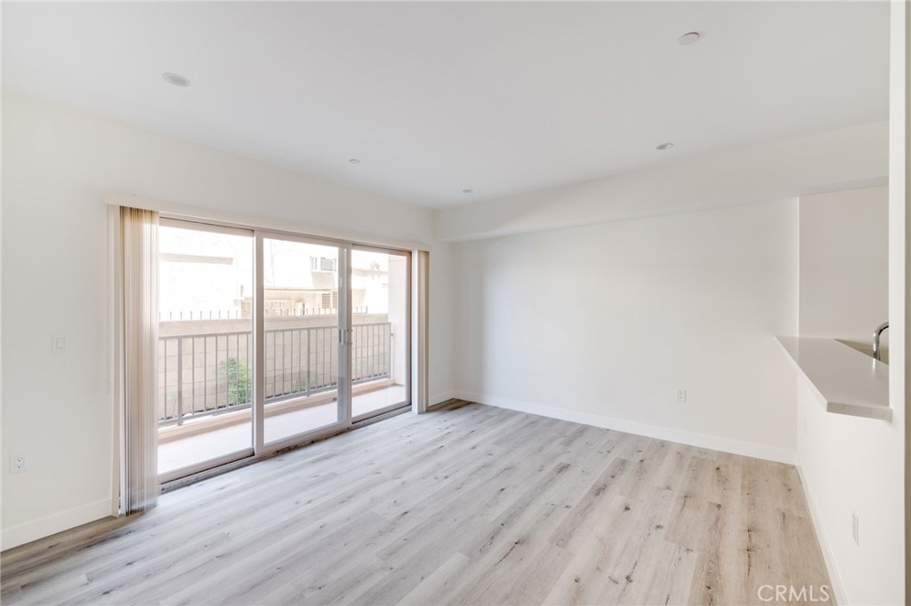 14526 Hartland Street Unit: 305