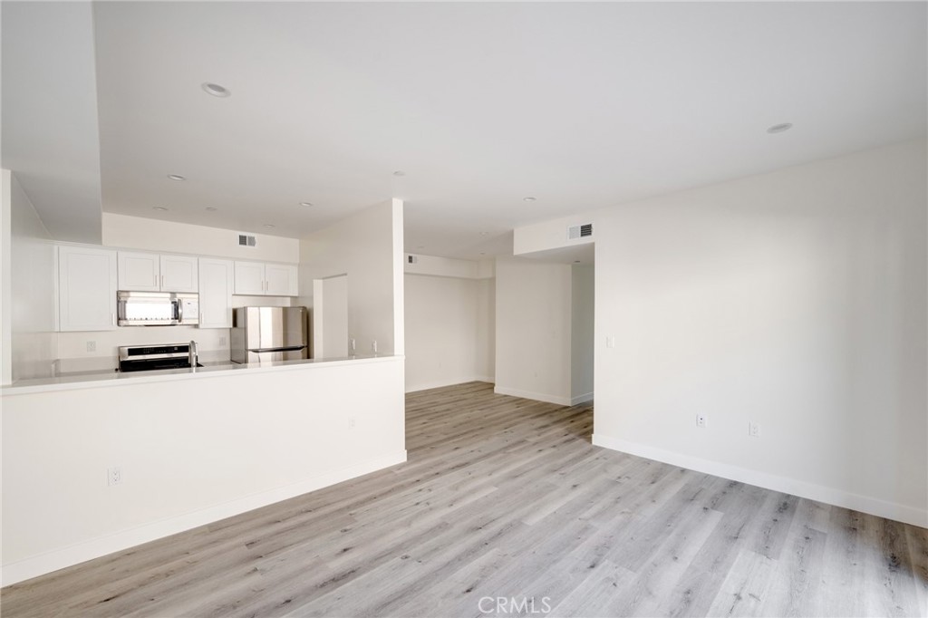14526 Hartland Street Unit: 305