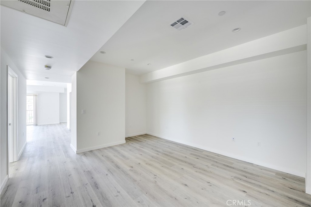 14526 Hartland Street Unit: 307