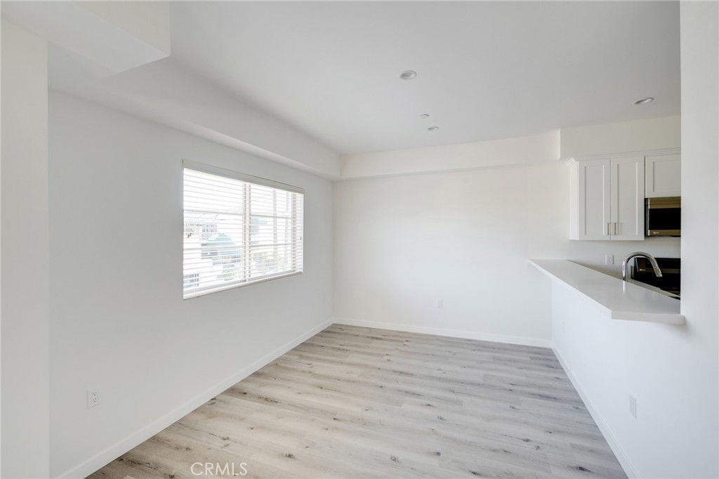 14526 Hartland Street Unit: 307