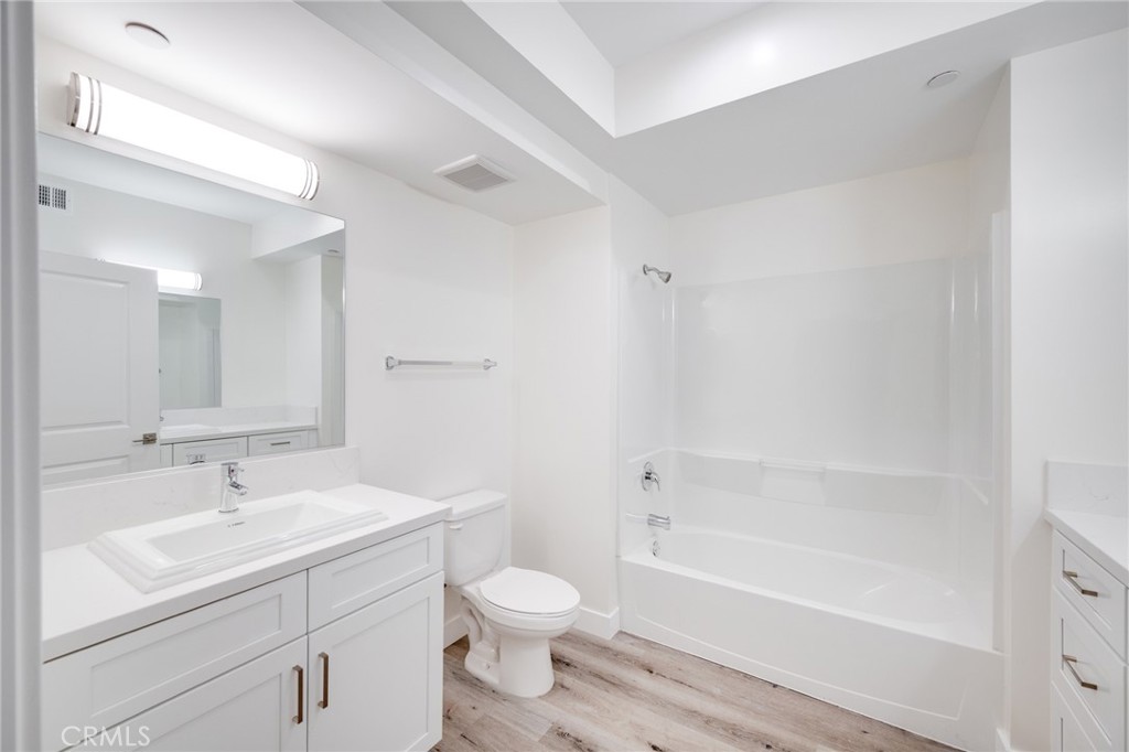 14526 Hartland Street 106