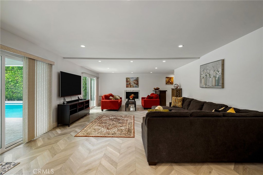 2303 N Magnolia