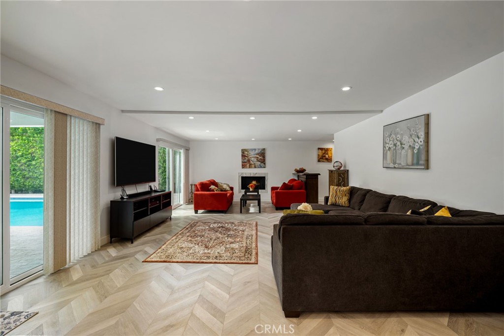 2303 N Magnolia
