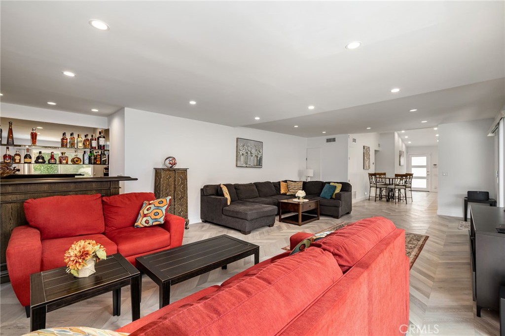 2303 N Magnolia